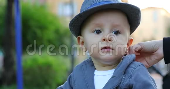 十一个月大的男婴戴着意大利帽子视频的预览图