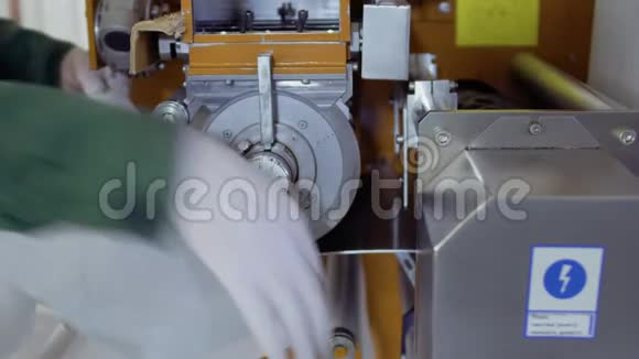 工人调整机器内部的纸胶带以便制作茶袋视频的预览图