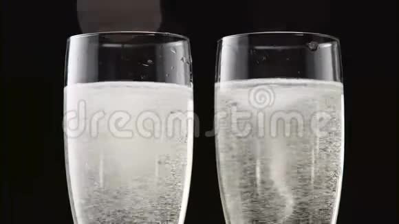两瓶冰镇起泡葡萄酒波克闪烁的黑色背景关门视频的预览图