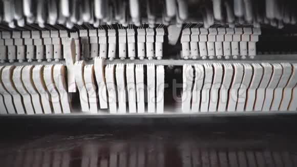 老式钢琴锤机构视频的预览图