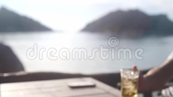 一群快乐的朋友在海滩咖啡馆喝一杯啤酒为成功干杯慢动作3840x2160视频的预览图