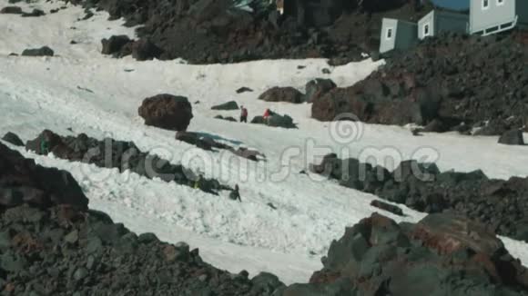 冒险家游客在大雪山上的山坡上漫步视频的预览图