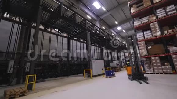 巨大的现代化工厂的内部视野充满了管子管道和其他设备视频的预览图