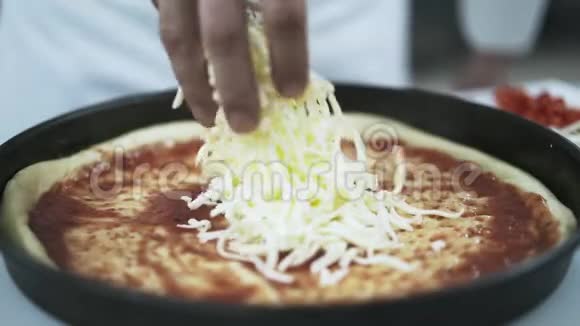 厨师在比萨饼店放奶酪视频的预览图