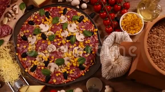 在圆形平底锅中自制美味的披萨上面有新鲜的配料视频的预览图