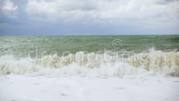 大浪在岸上缓慢地起伏着视频的预览图