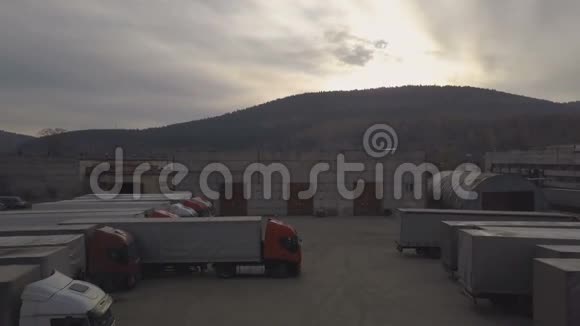 顶部景观卡车车货运集装箱停车场休息卡车司机视频的预览图