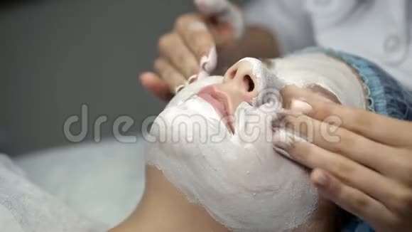美容师给顾客做的面部按摩超过了面膜视频的预览图
