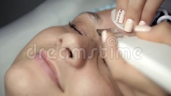 美容师做超声波洁面视频的预览图