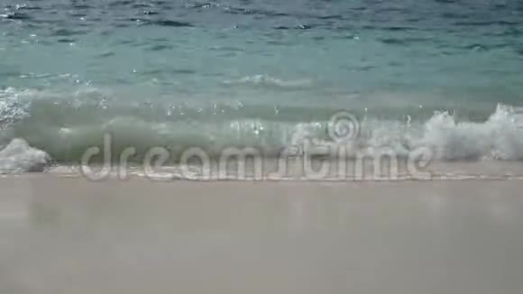 4K柔和的海浪与声音清澈的海水在白沙滩上与复制空间面积夏日海滨视频的预览图