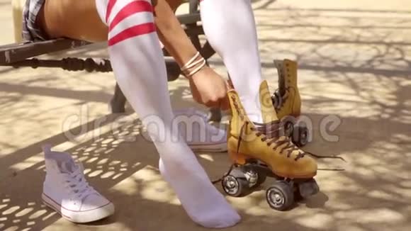 女孩穿上溜冰鞋视频的预览图