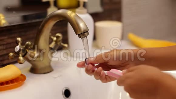 儿童洗手牙刷和关水视频的预览图