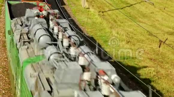 在铁路上运输石油产品的工业火车货运火车视频的预览图