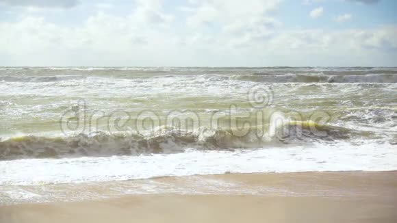 大海中缓慢的风暴和太阳下的海岸波浪视频的预览图