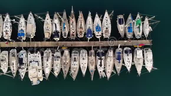 从空中俯瞰码头从高处停放船只带游艇的港口城市码头码头的俯视图游艇视频的预览图