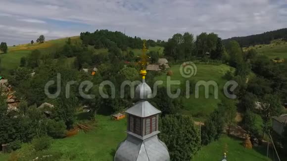 一个山村背景上的教堂穹顶的顶部视频的预览图