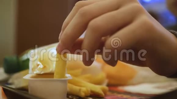 一个男孩在快餐店吃薯条快餐健康食品视频的预览图