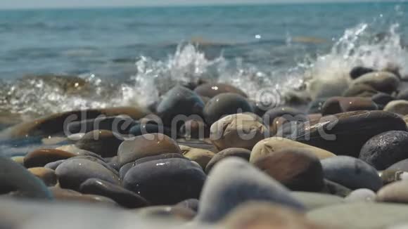 海边的大卵石海浪缓慢移动卵石视频的预览图