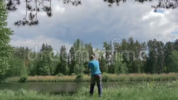 那人用鱼竿在河岸钓鱼视频的预览图