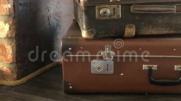 两个旧手提箱在架子上视频的预览图