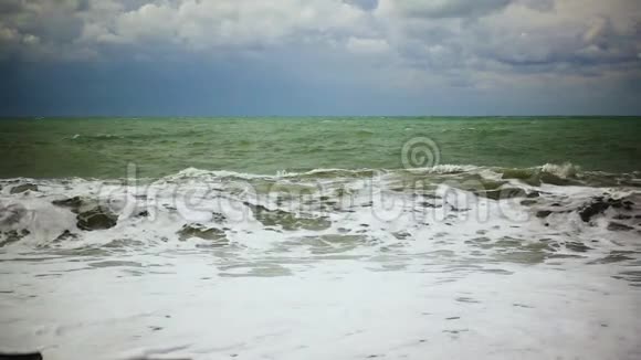 波涛在波涛汹涌的大海中缓慢地移动波浪在岸边盘旋视频的预览图