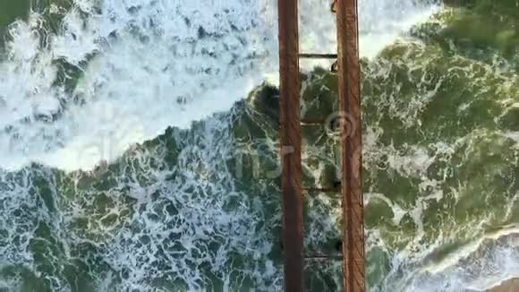大浪背景下木墩的景色视频的预览图