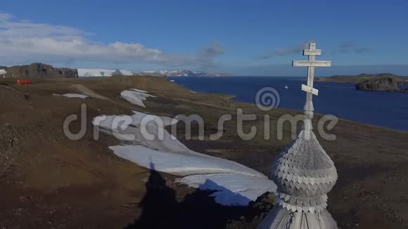 海湾背景上木制教堂顶部的景色安德列夫视频的预览图