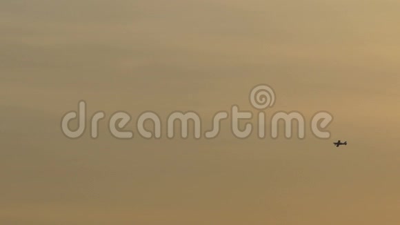 日落时分飞行的小飞机视频的预览图