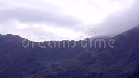 陡峭的云层在山区时间推移视频的预览图