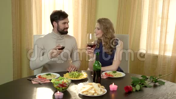两个人在桌上喝酒视频的预览图