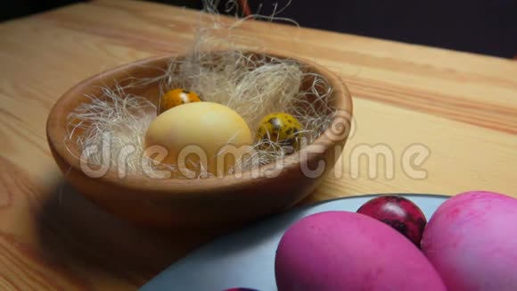 节日彩绘复活节彩蛋在盘子上的全景图视频的预览图