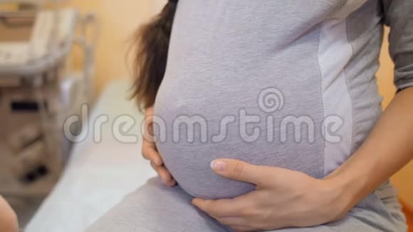医生触摸孕妇的腹部视频的预览图
