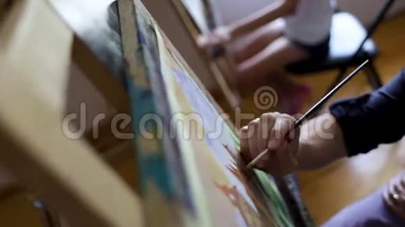 艺术家画油漆刷的图片男性艺术家手中的画笔艺术观念特写绘画画面视频的预览图