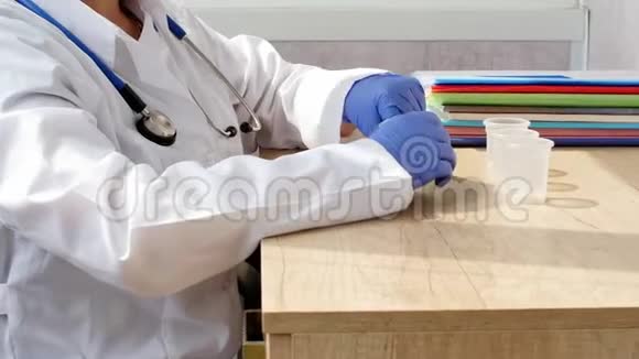 一位女医生把药片放进病人的瓶子里视频的预览图