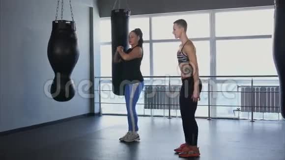 两个运动的女人为肌肉的发展做运动视频的预览图