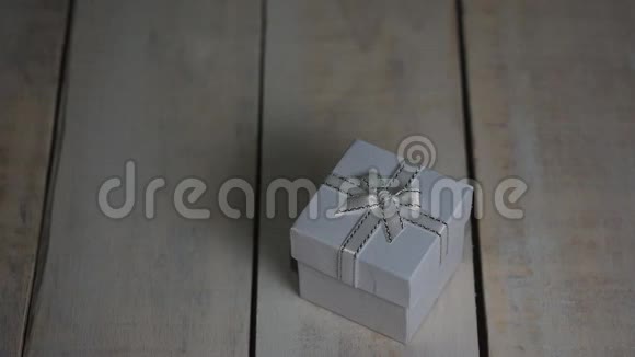 打开白色礼品盒红色的心在白色木制背景内视频的预览图