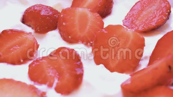 用4k的勺子吃草莓加奶油或酸奶视频的预览图