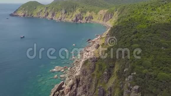 景观山崖和海船航行在蓝色无人机视野蓝色无人驾驶船只的美丽景色视频的预览图