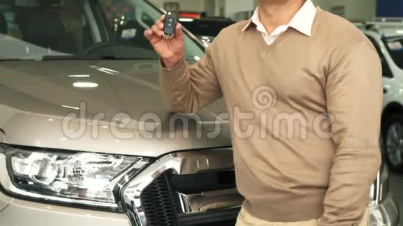 时髦的男人拿起车钥匙竖起大拇指视频的预览图