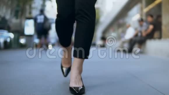 通过市中心的女性双脚近景女商人穿着高跟鞋慢动作视频的预览图