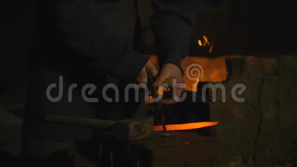 年轻的铁匠工作金属工匠村里私人铁匠铺的高地人塑造金属坯体视频的预览图