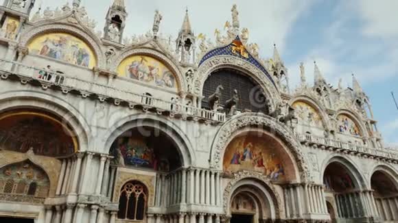 威尼斯圣马可大教堂的正面Doge宫殿旁边游客喜爱的地方视频的预览图