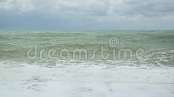 两个大浪卷起来在岸边折断视频的预览图