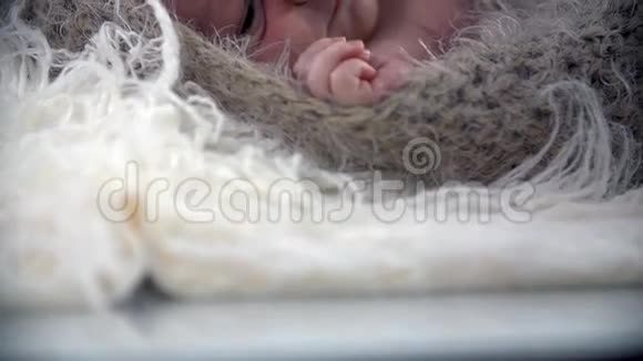 婴儿在羊毛罩上的倾斜镜头视频的预览图