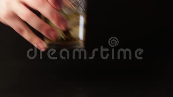酒精加冰放玻璃杯一只手拿起饮料视频的预览图