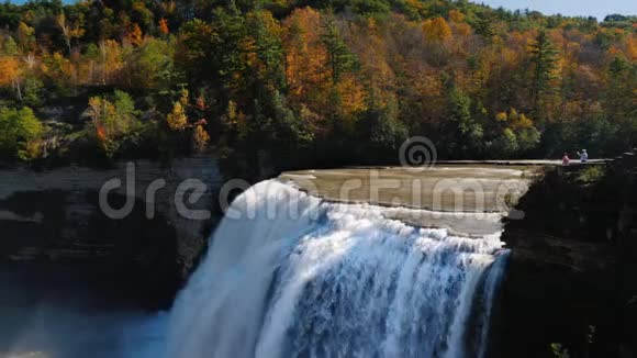 莱奇沃思州立公园游客欣赏美丽的瀑布和秋天的森林视频的预览图