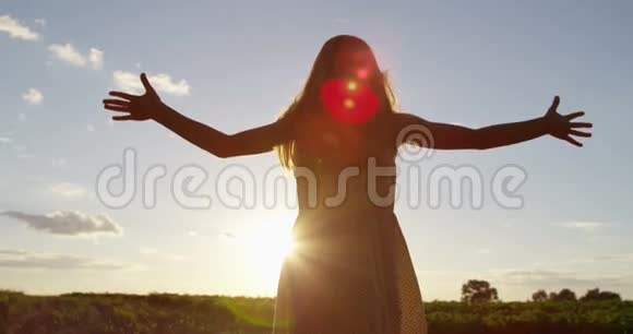 在夏日夕阳的背景下慢跑的小女孩视频的预览图