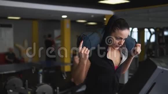 这位女运动员在跑步机上踏着一个负重的舞步视频的预览图