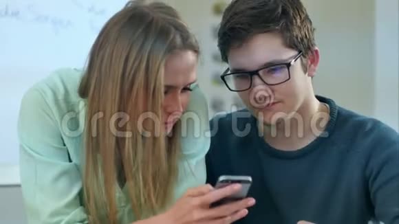 年轻人在智能手机上阅读一些内容让他们微笑视频的预览图