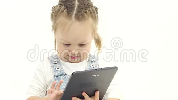 小孩子在平板电脑上看起来很有趣的照片白色背景慢动作视频的预览图